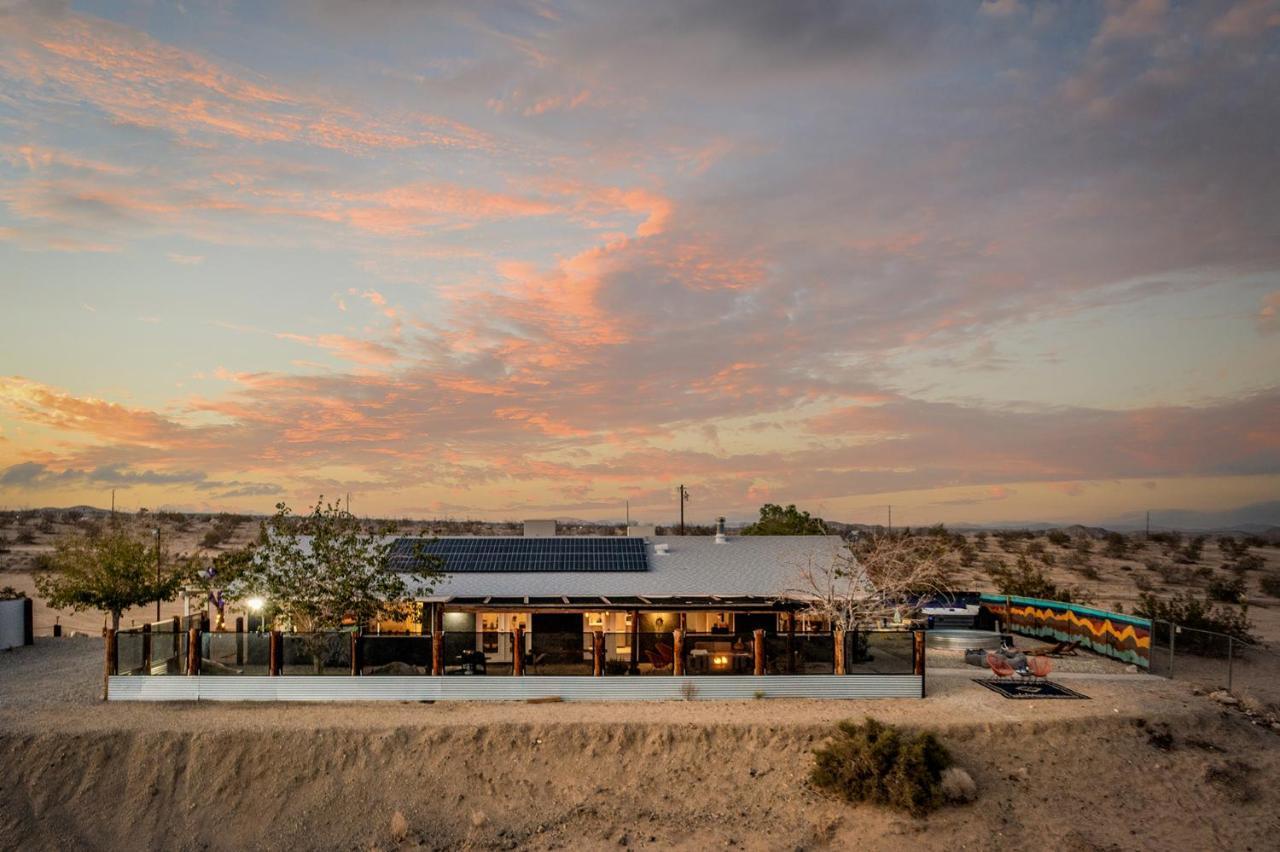 Sapphire Haven + Casita! Pool + + Movie Theatre + 10 Min To Monument! * Joshua Tree