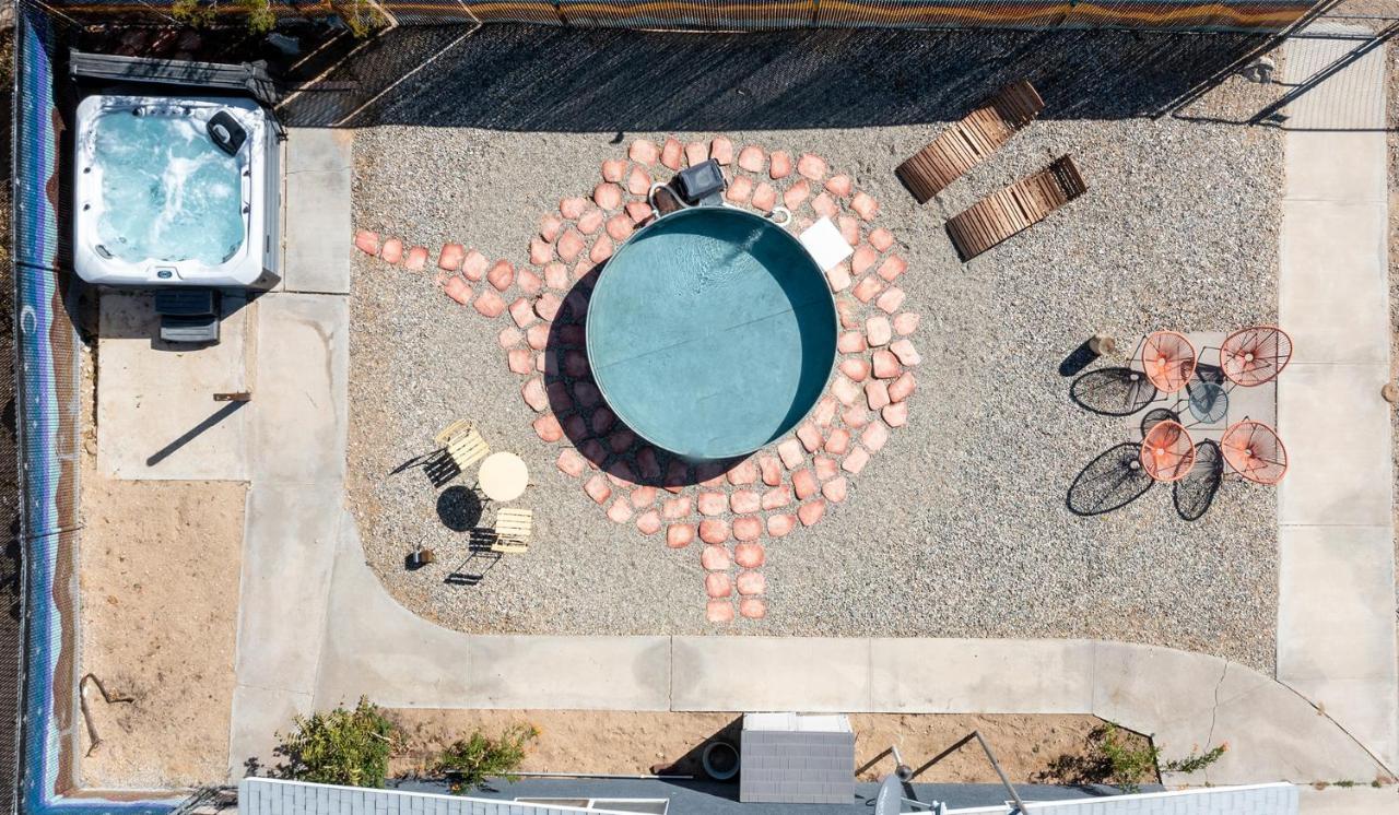 Sapphire Haven + Casita! Pool + + Movie Theatre + 10 Min To Monument! Joshua Tree
