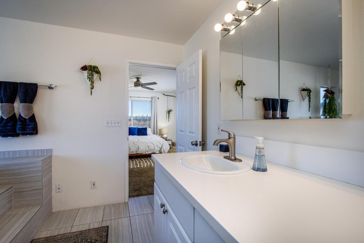 Sapphire Haven + Casita! Pool + + Movie Theatre + 10 Min To Monument! Holiday home Joshua Tree