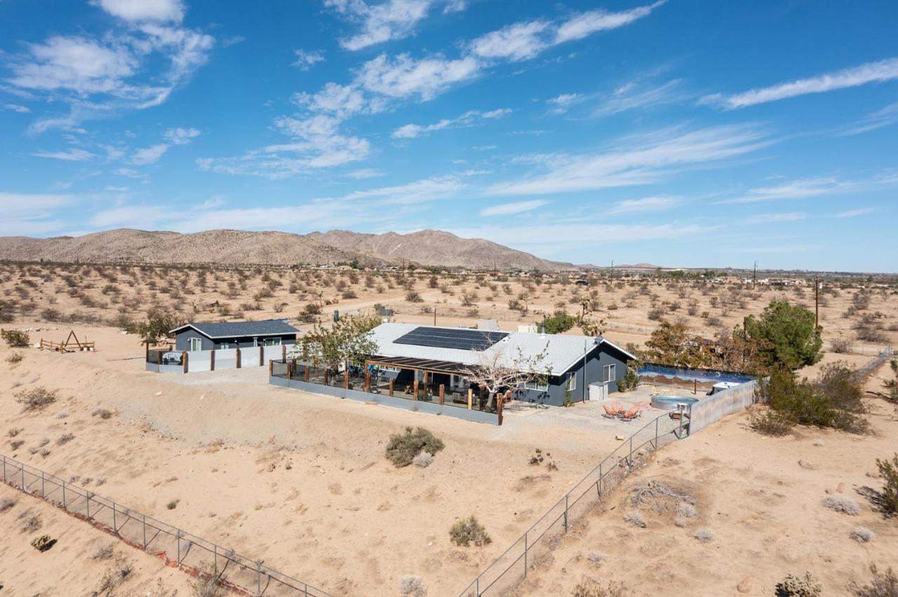 Sapphire Haven + Casita! Pool + + Movie Theatre + 10 Min To Monument! * Joshua Tree