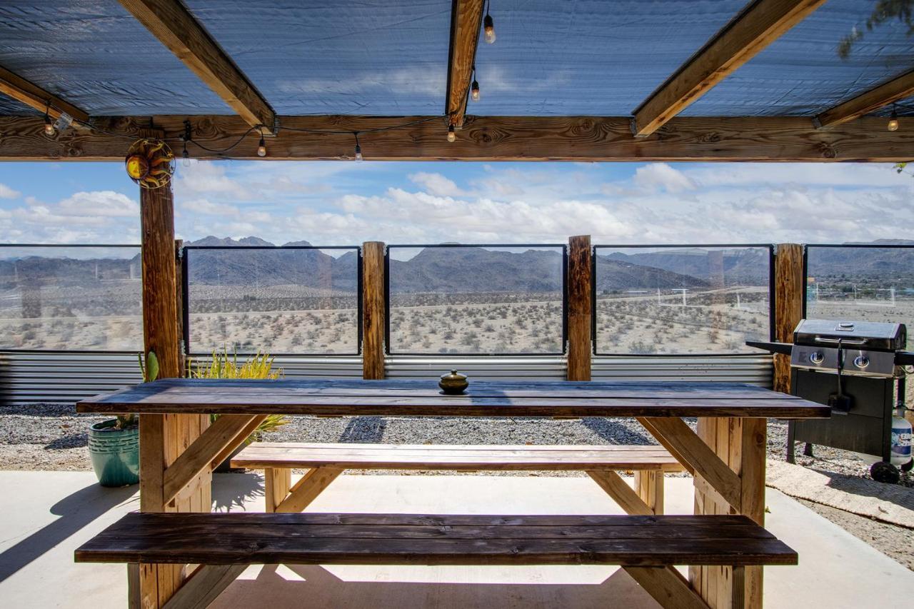 Sapphire Haven + Casita! Pool + + Movie Theatre + 10 Min To Monument! Holiday home Joshua Tree