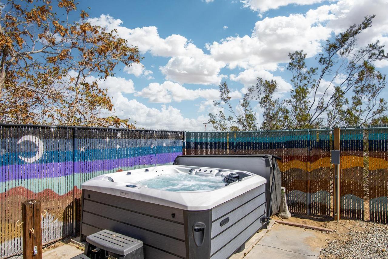 Sapphire Haven + Casita! Pool + + Movie Theatre + 10 Min To Monument! Holiday home Joshua Tree