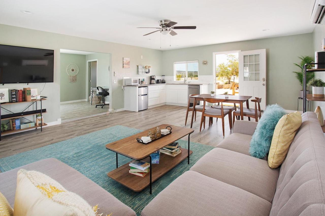 Sapphire Haven + Casita! Pool + + Movie Theatre + 10 Min To Monument! Holiday home Joshua Tree