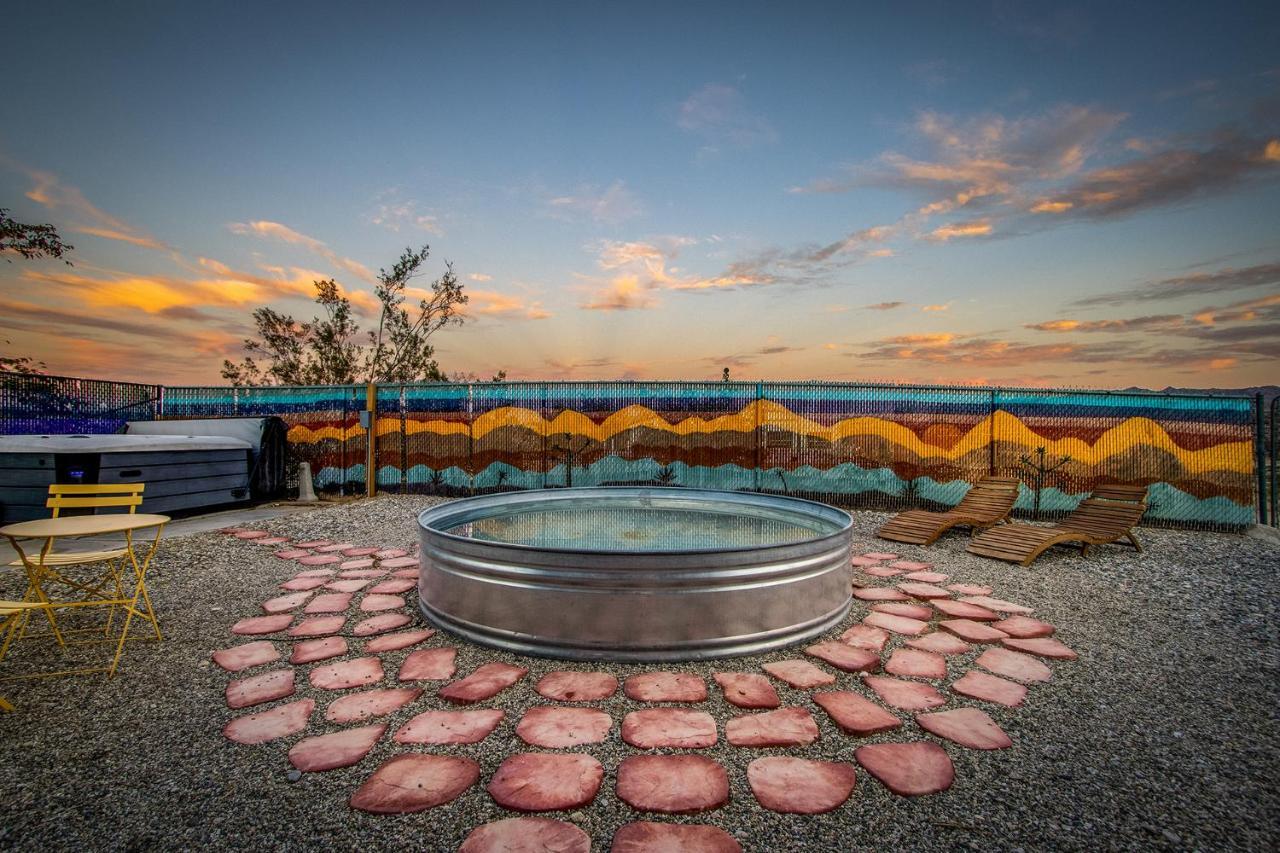 Sapphire Haven + Casita! Pool + + Movie Theatre + 10 Min To Monument! * Joshua Tree