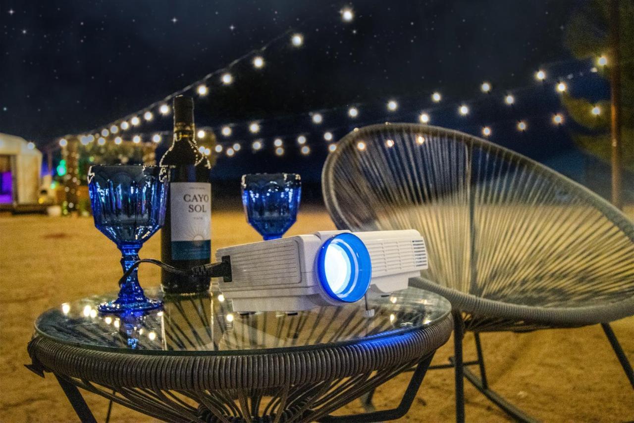 Sapphire Haven + Casita! Pool + + Movie Theatre + 10 Min To Monument! Joshua Tree