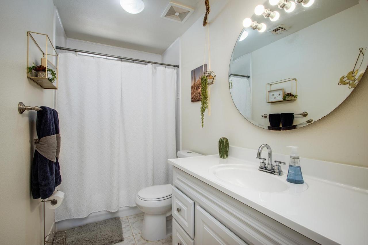 Sapphire Haven + Casita! Pool + + Movie Theatre + 10 Min To Monument! * Joshua Tree